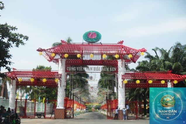 Cổng chính Đầm Sen Quận 11