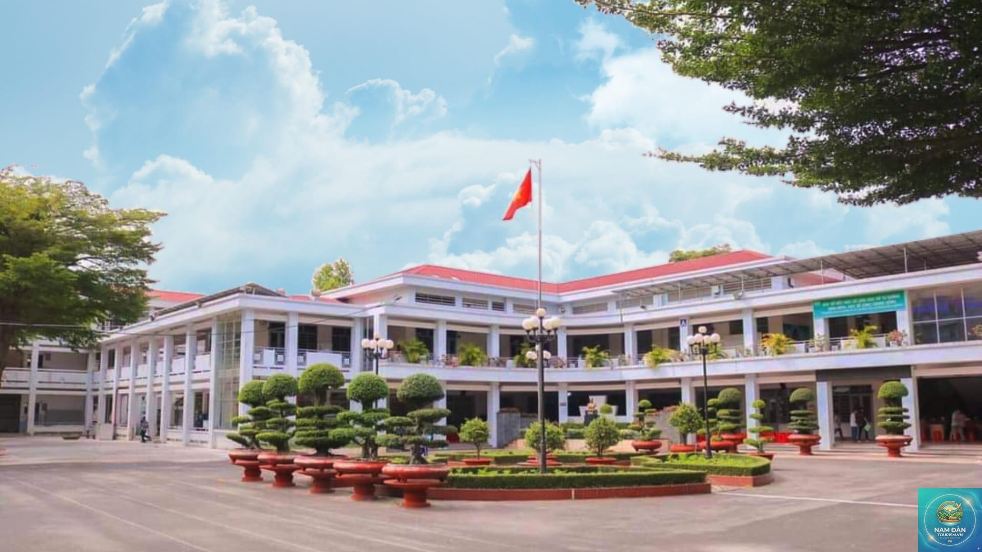 Trường THPT Trường Chinh Quận 12 - Hình 2