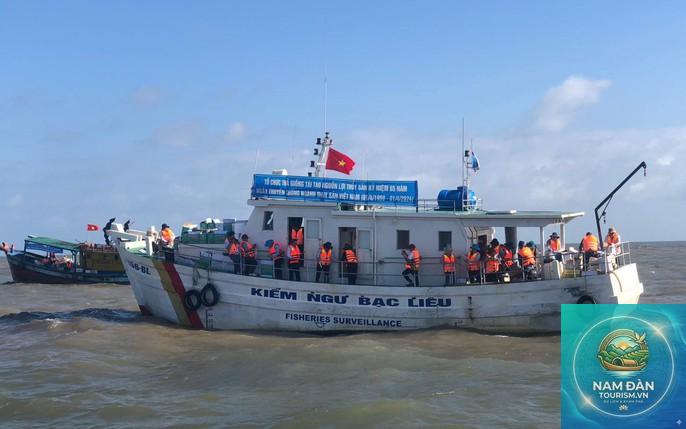 cửa biển nhà mát