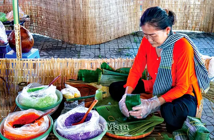 làng nghề bánh tét trà cuôn
