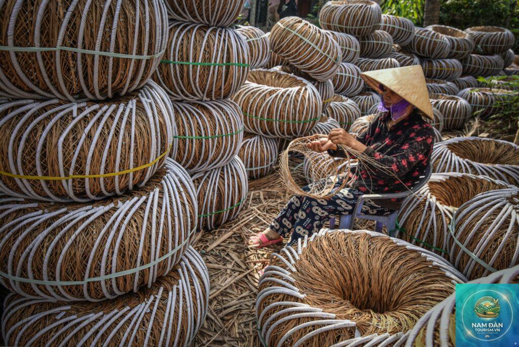 làng nghề đan giỏ cọng dừa