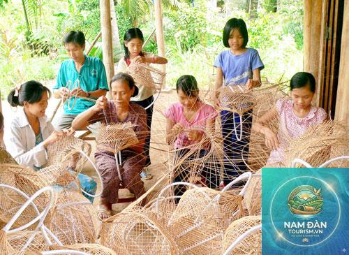 làng nghề đan giỏ cọng dừa - Hình 3