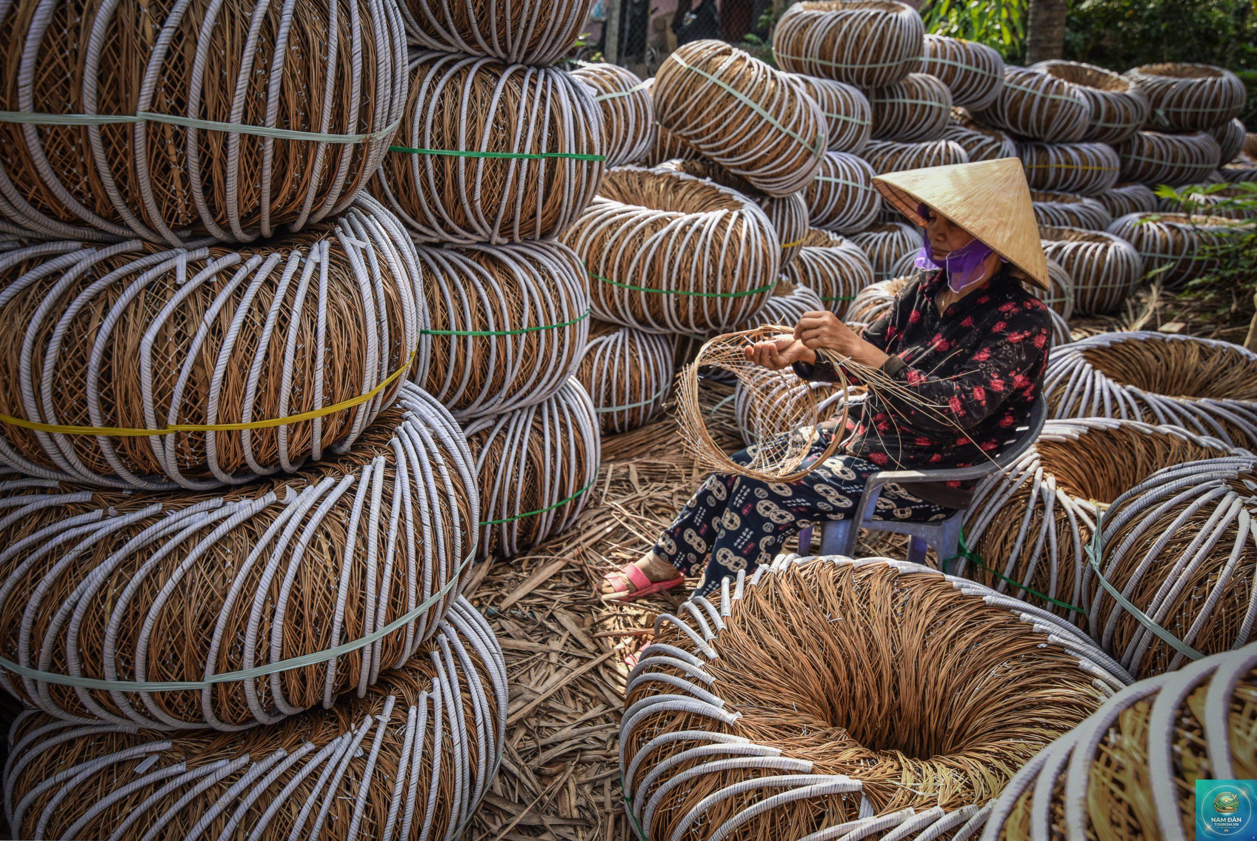 làng nghề đan giỏ cọng dừa - Hình 1