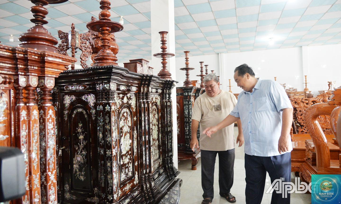 làng nghề làm tủ thờ gò công - Hình 3