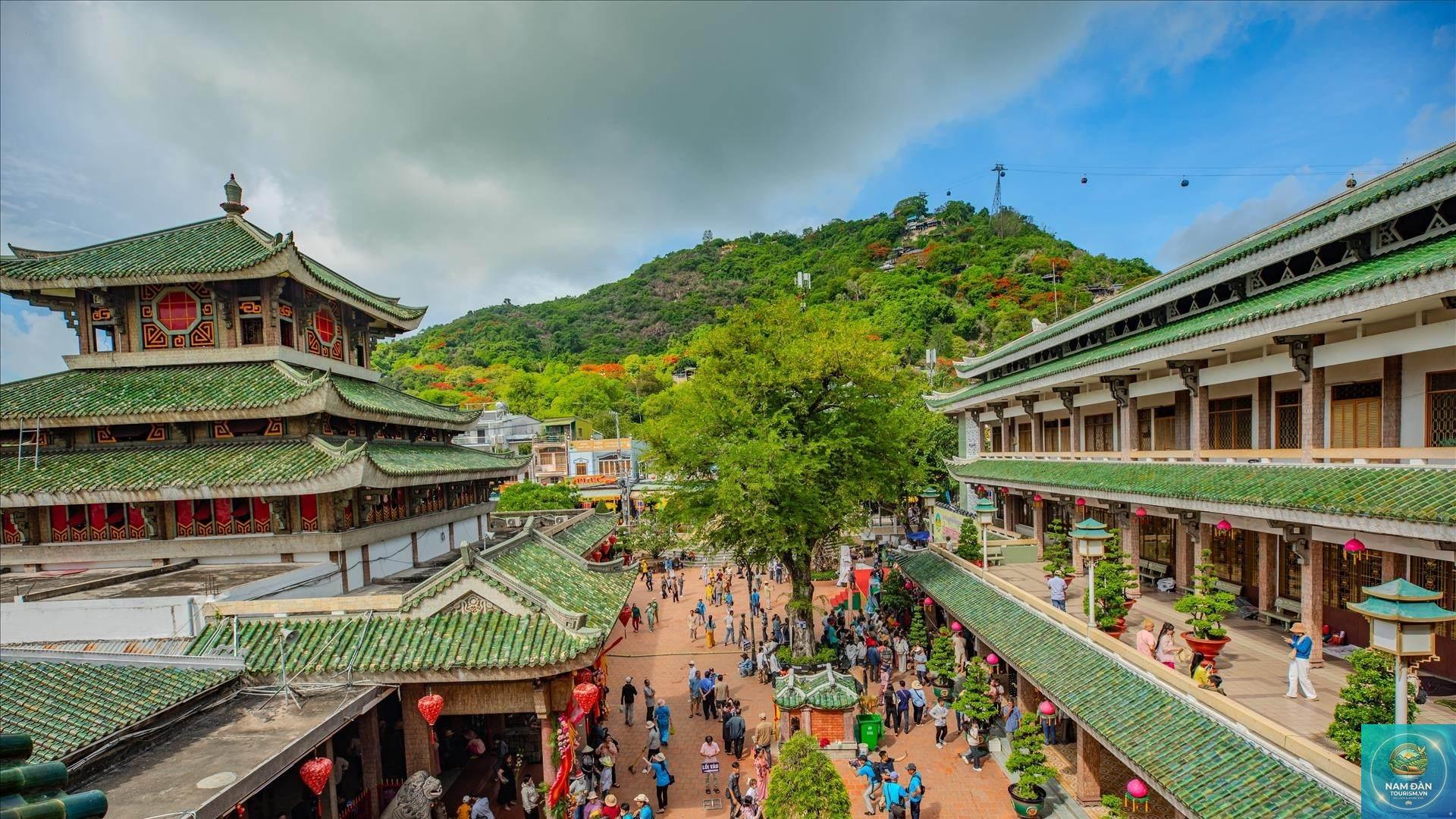 miếu bà chúa xứ núi sam - Hình 1