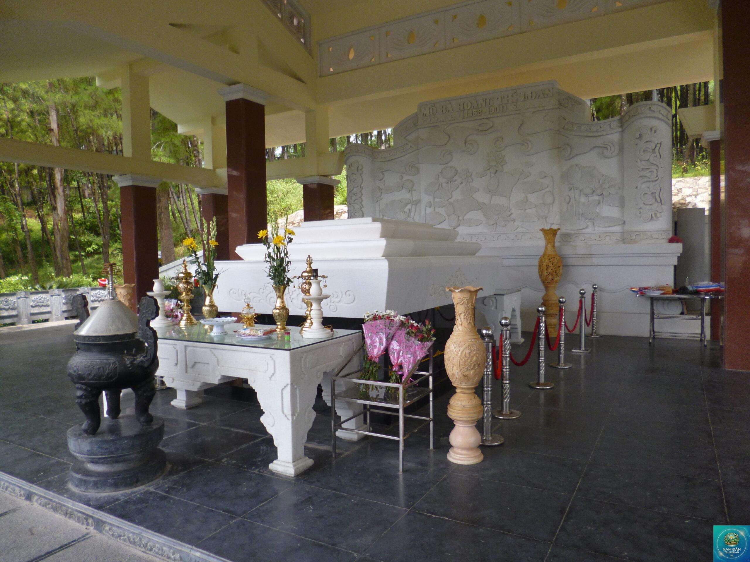 mộ bà hoàng thị loan - Hình 2