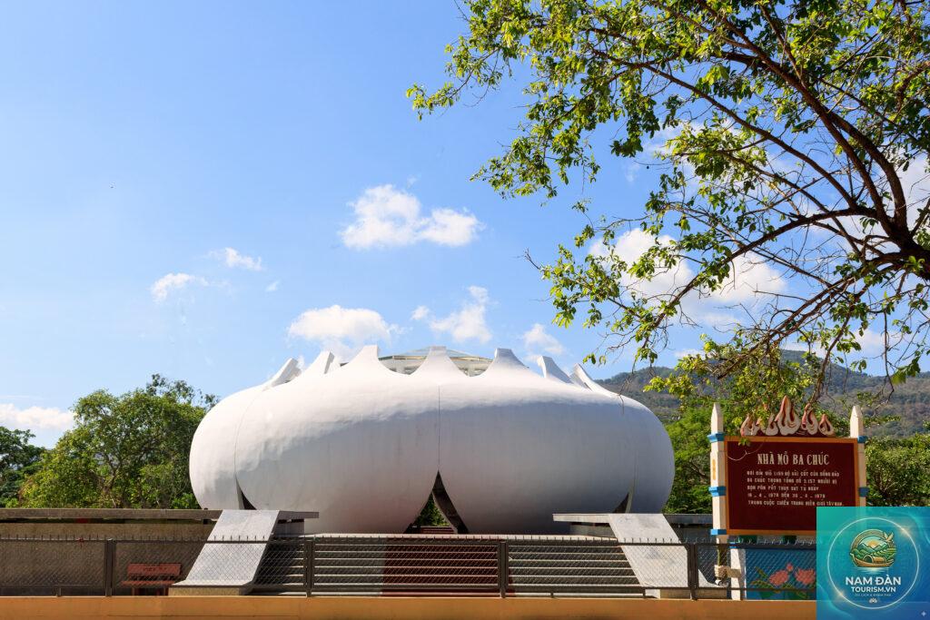 nhà mồ ba chúc