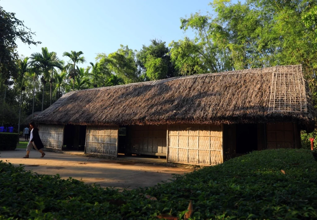 nhà tranh làng sen