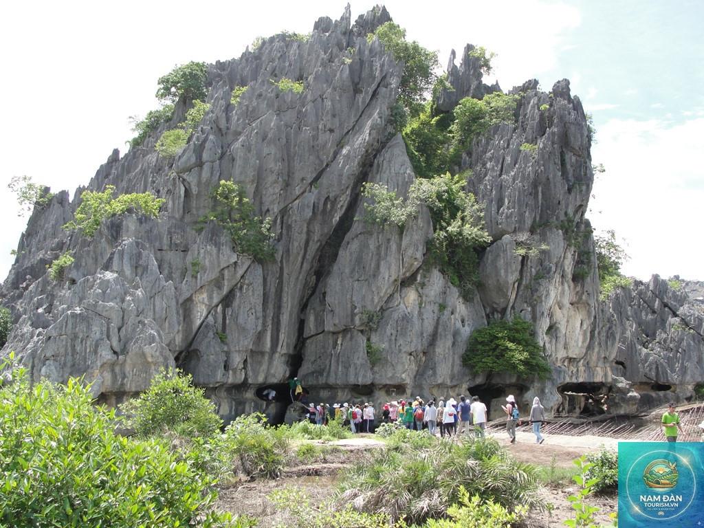 núi đá dựng