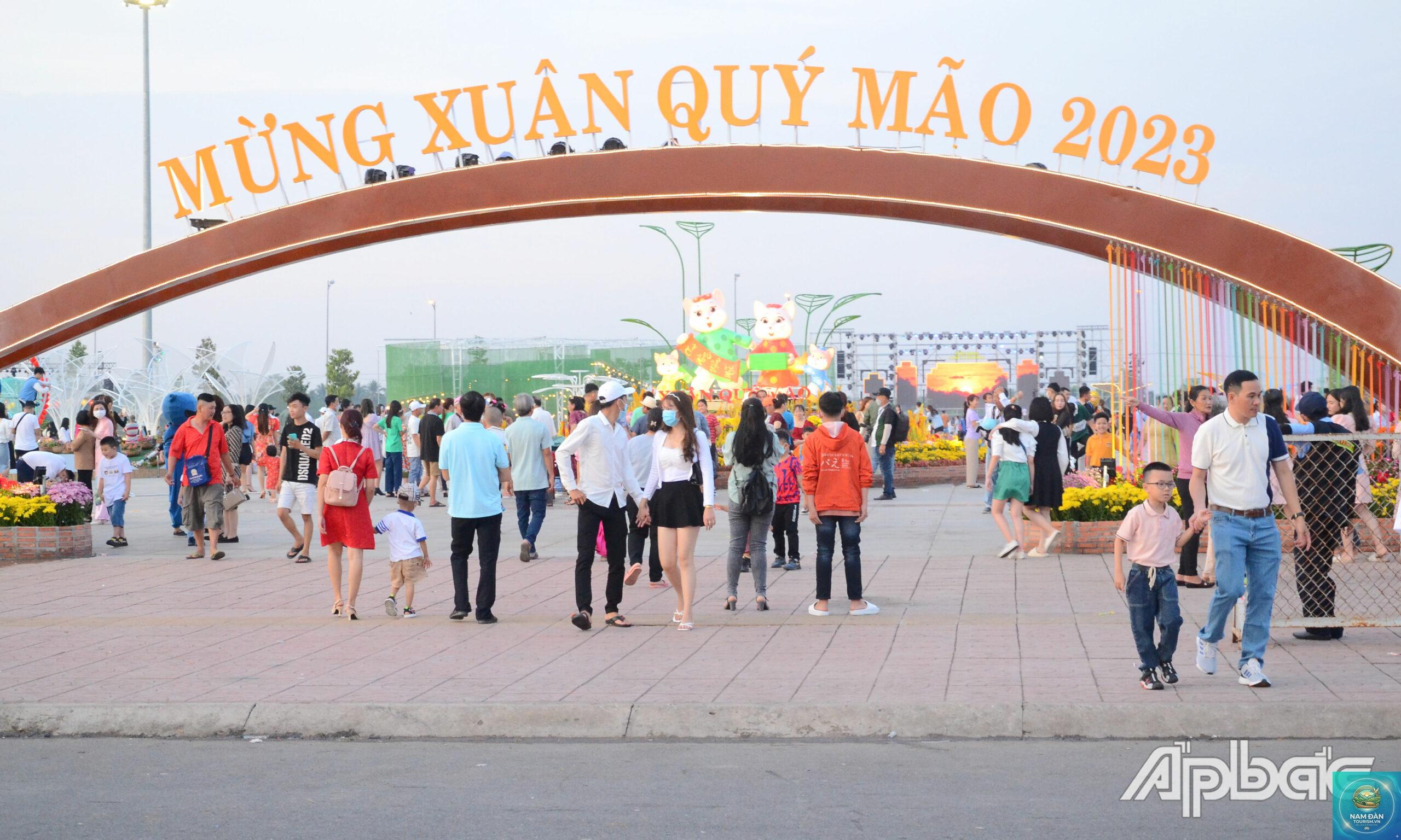 quảng trường hùng vương mỹ tho - Hình 2
