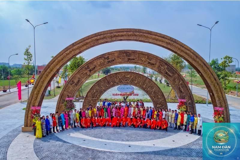 quảng trường làng sen - Hình 2