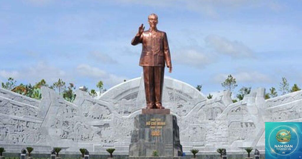 tượng đài đoàn kết ba dân tộc