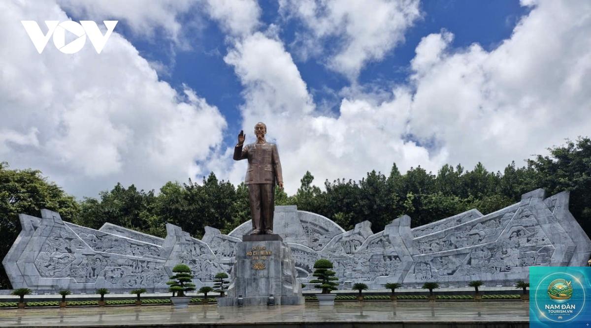 tượng đài đoàn kết ba dân tộc - Hình 3