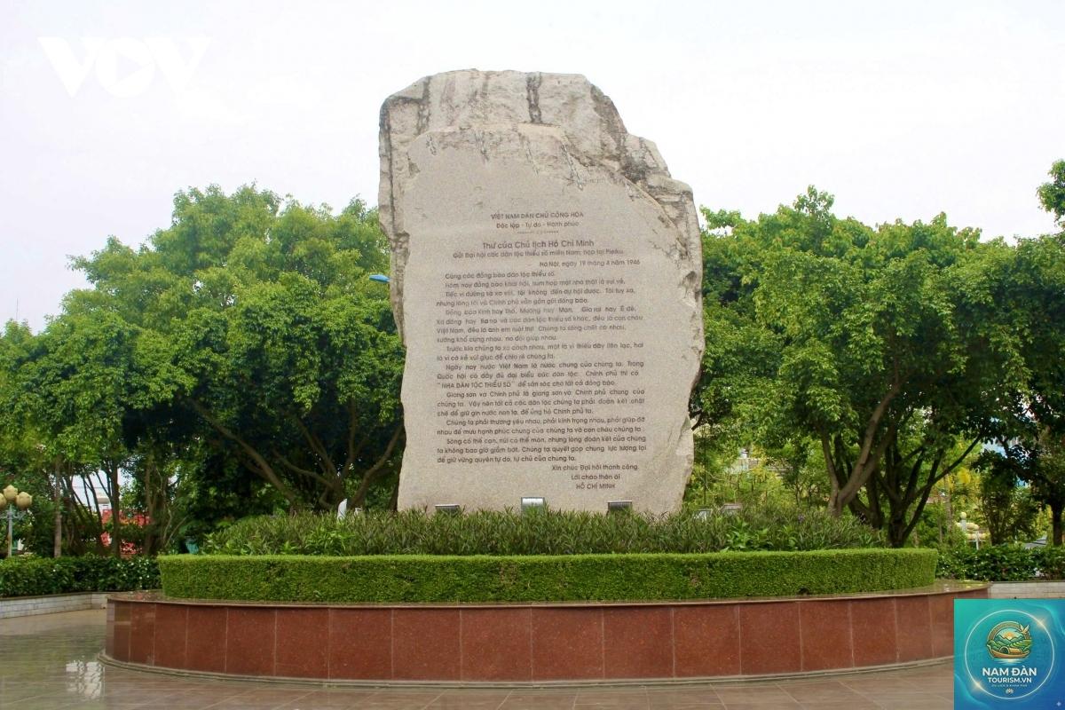 tượng đài đoàn kết ba dân tộc - Hình 4