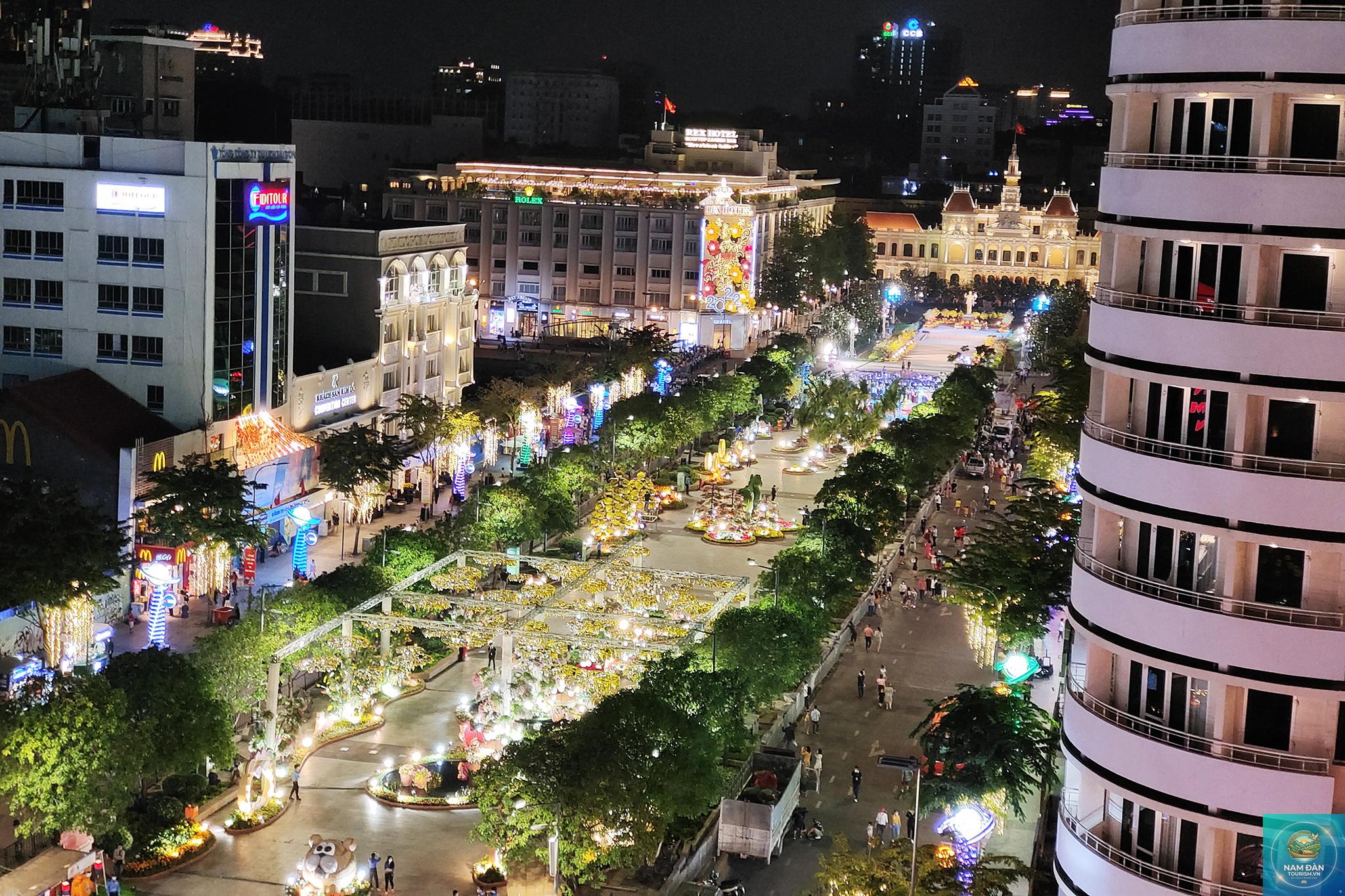 Phố đi bộ Nguyễn Huệ Quận 1 - Hình 1