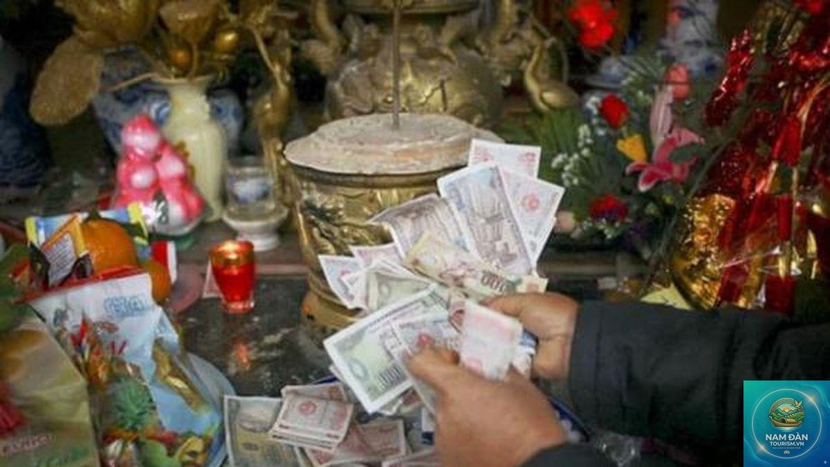 có nên để tiền thật trên bàn thờ - Hình 2