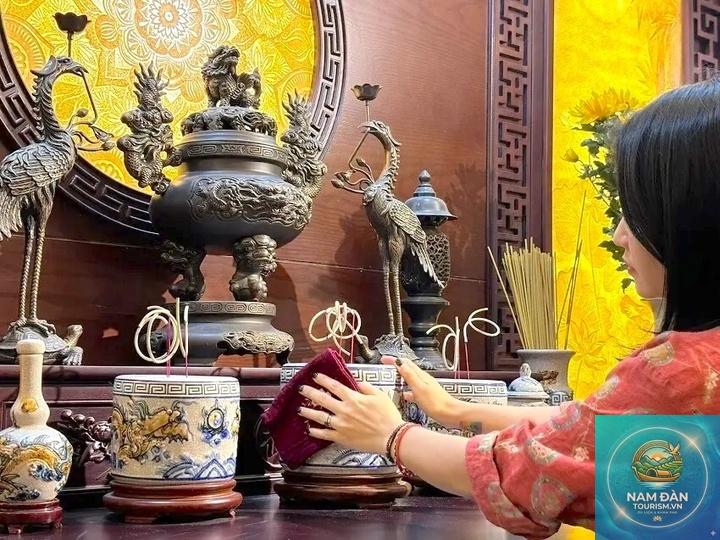 lau dọn bàn thờ