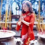 Thắp nhang đúng cách: Hướng dẫn chi tiết từ A-Z cho người Việt thắp nhang đúng cách